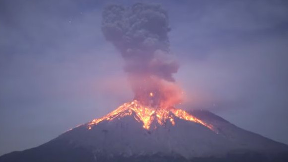 Тази нощ изригна един от най-опасните вулкани в Япония (видео)