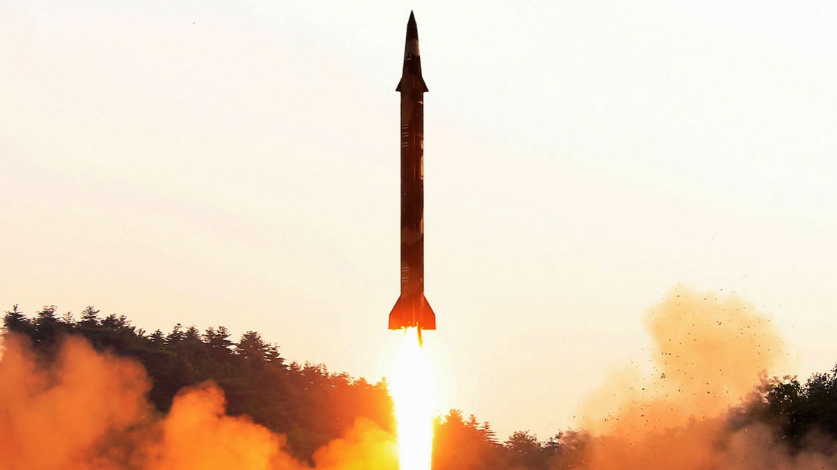 КНДР провежда най-голямото изпитание на междуконтинентални балистични ракети в историята