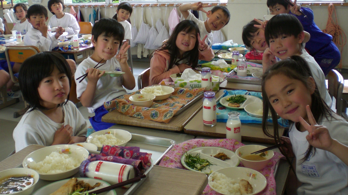 В японските училища децата изучават хранене