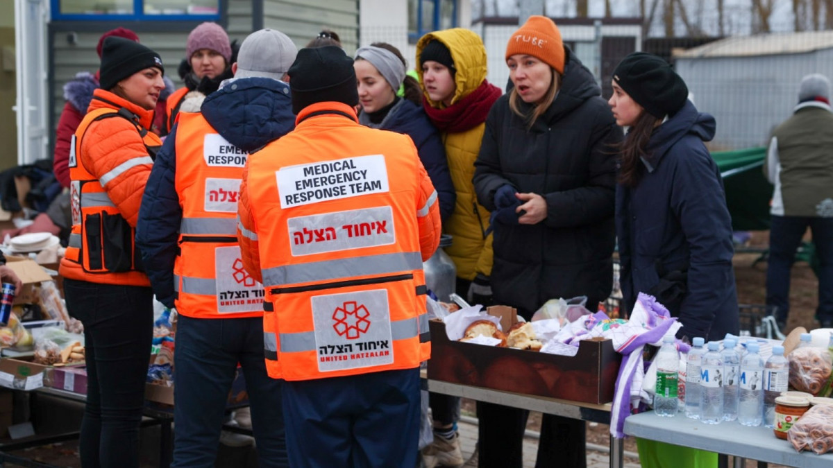 Доброволци от Израел помагат на украинските бежанци