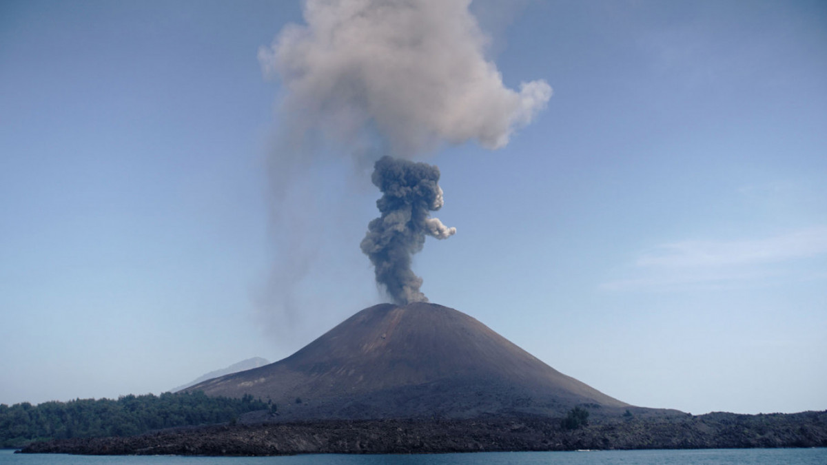 Вулканът Анак-Кракатау отново напомня за себе си