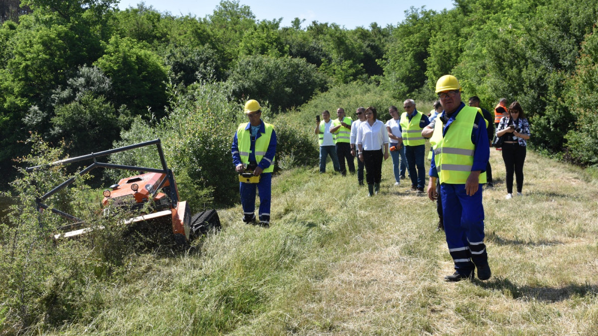 Осем робота вече чистят язовирите в България, за да няма наводнения