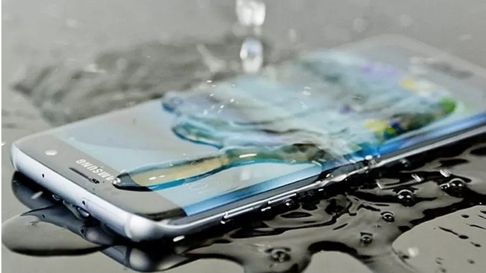 Как да спасите смартфона си, ако случайно го изпуснете във водата