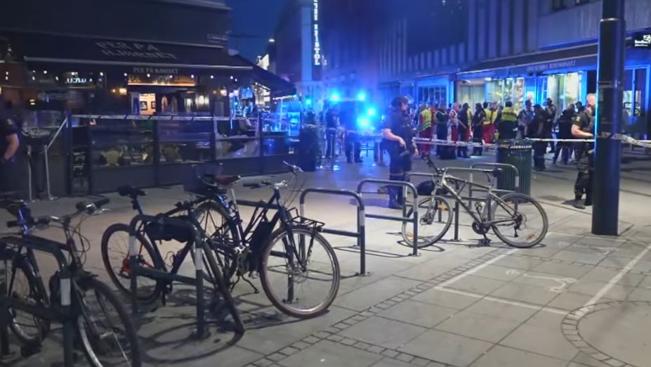Двама души загинаха при въоръжено нападение срещу гей клуб в Осло