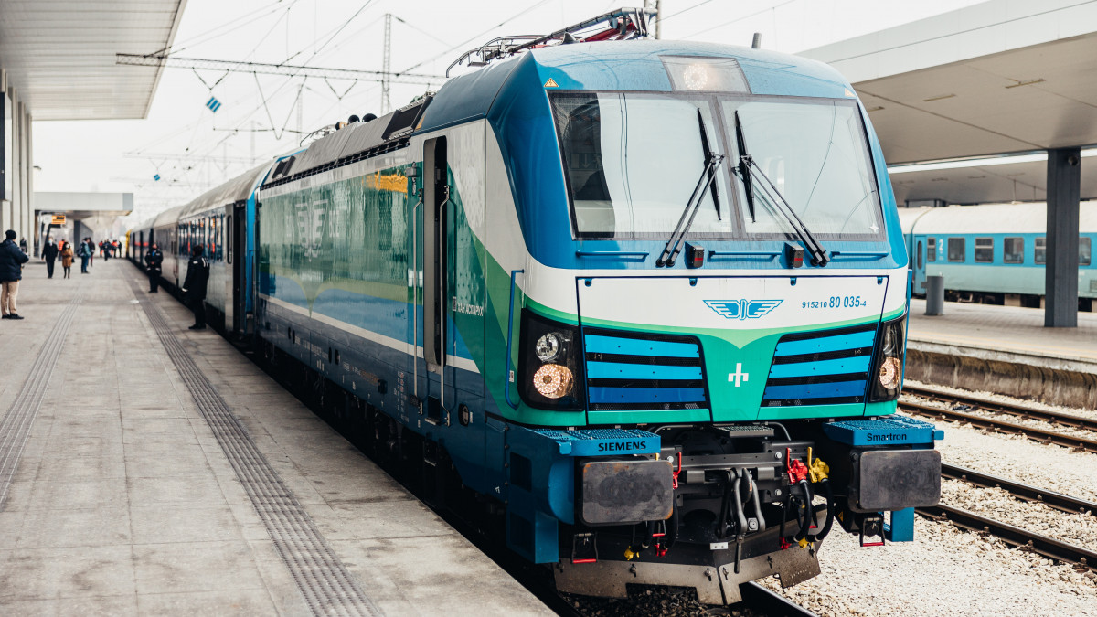 От днес осем влака ще пътуват по-бързо от София до морето