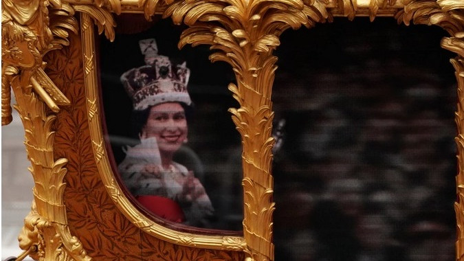 Холограма на кралица Елизабет ІІ от младите й години премина през Лондон с карета