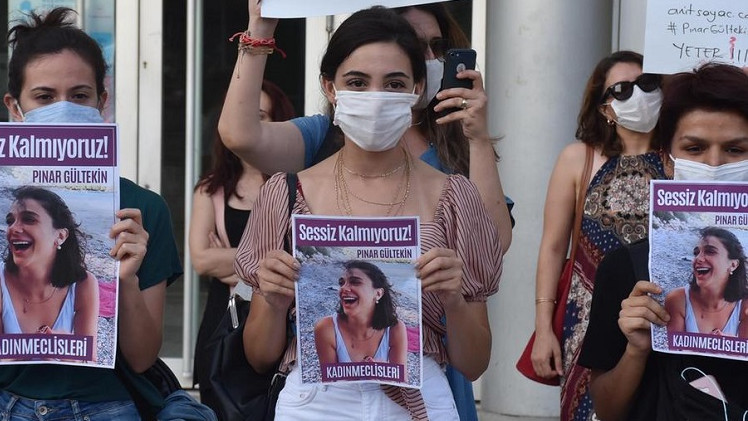 Турската общественост очаква съдбоносни решения за убийствата на жени