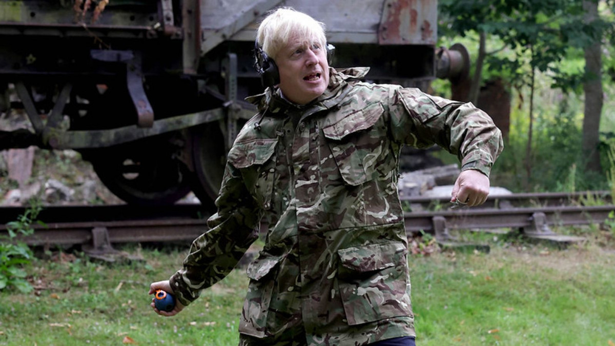 Борис Джонсън се дистанцира от борбите за лидерство сред торите с военни тренировки