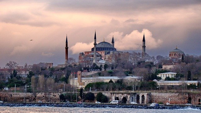 Турция ще увеличи цената на преминаването през Босфора и Дарданелите пет пъти