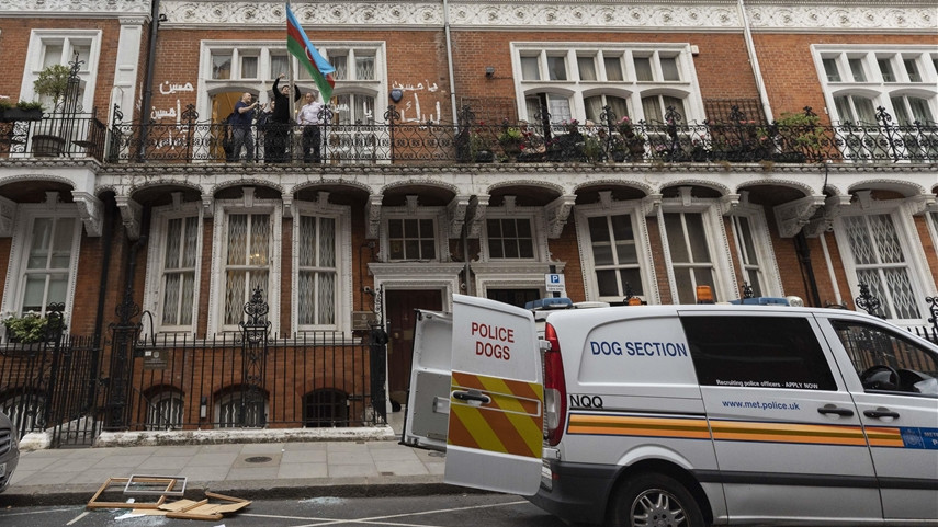 Неизвестна радикална религиозна група атакува вчера азербайджанското посолство в Лондон