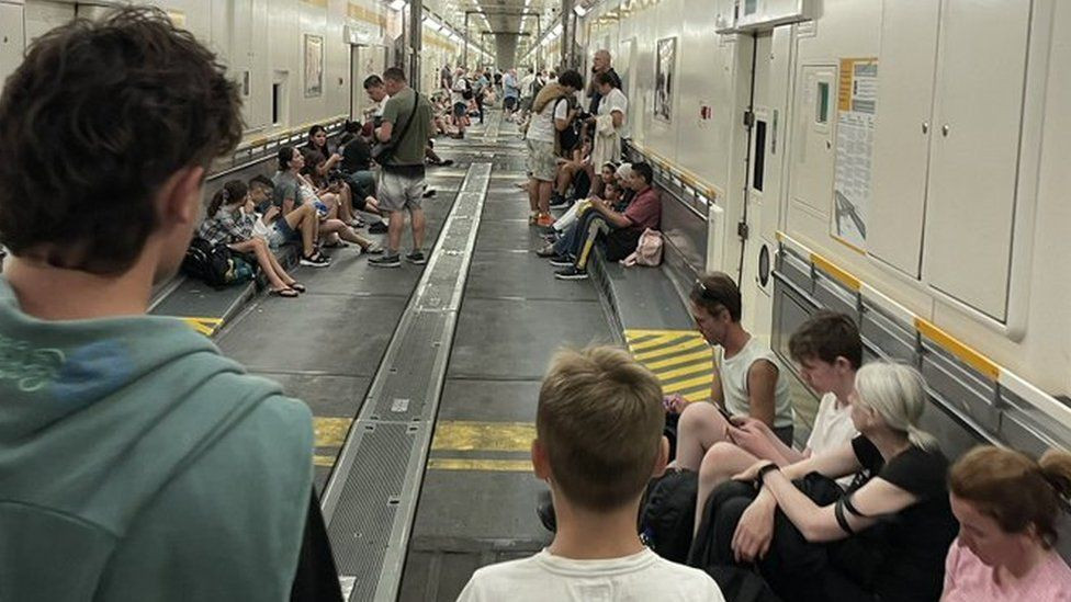 Десетки пътници останаха блокирани в тунела под Ламанша