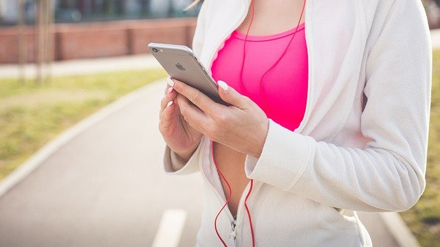 Учени: Смартфоните могат да провокират ранно полово съзряване