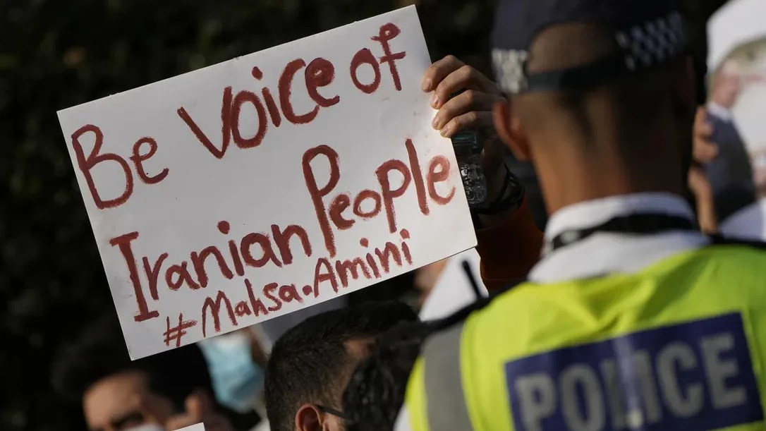 Сблъсъци между полицията и демонстранти пред иранското посолство в Лондон