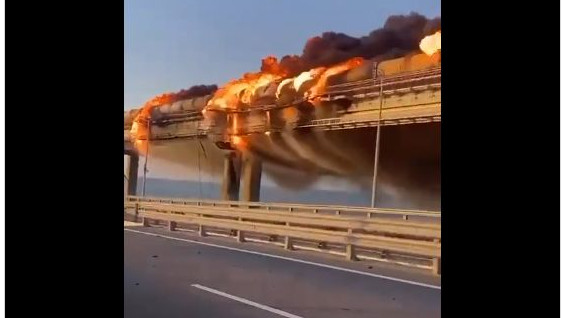 Кримският мост се срути частично в резултат на експлозия и пожар