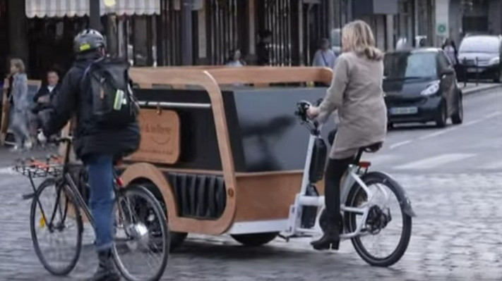 Велокатафалка се появи по улиците на Париж