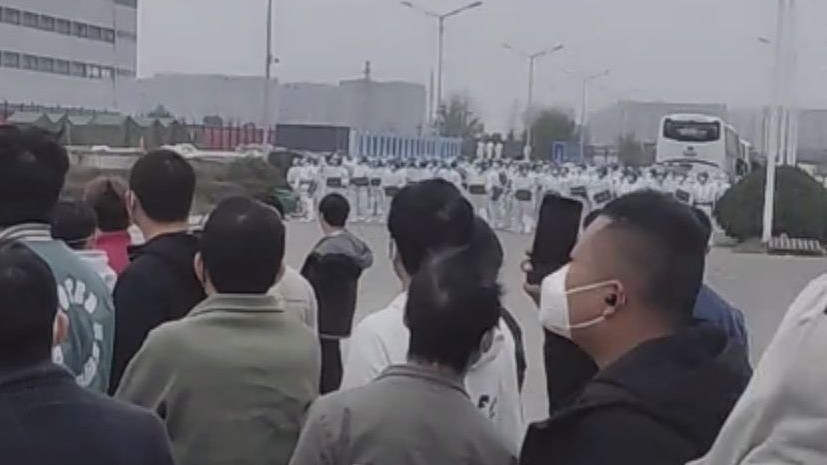 Протести на работещите в китайската фабрика за iPhone на Foxconn