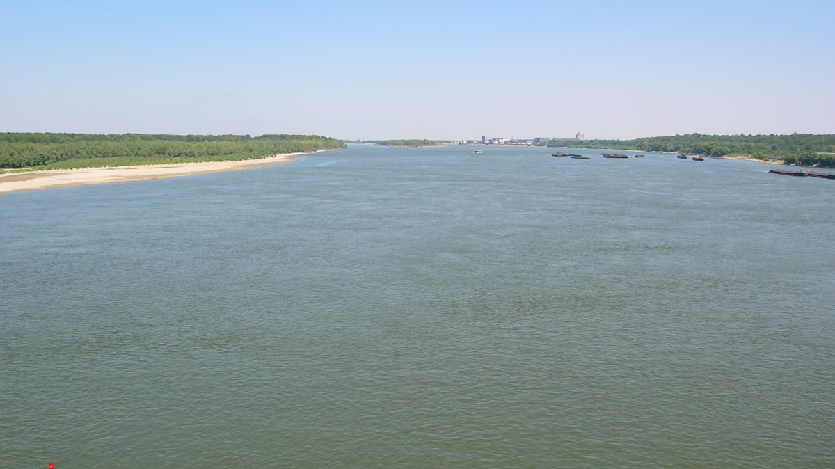 Заседнали в плитчините: изменението на климата заплашва корабоплаването по река Дунав