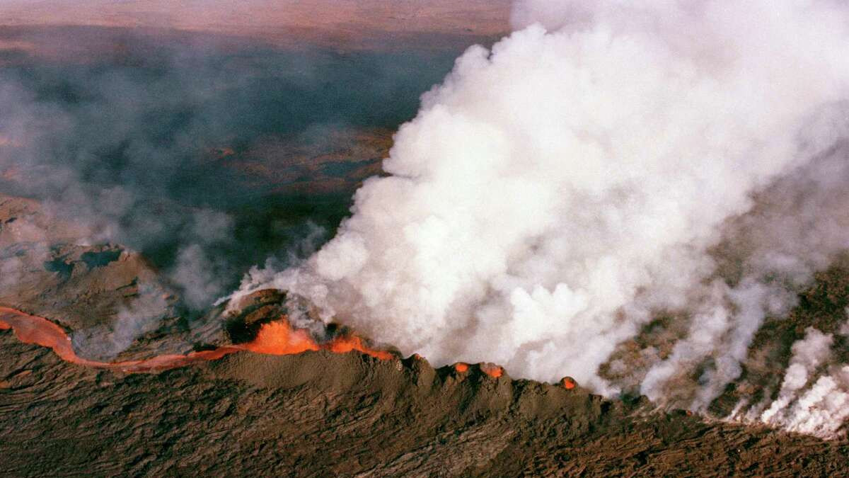 На Хаваите изригва най-големият активен вулкан на Земята