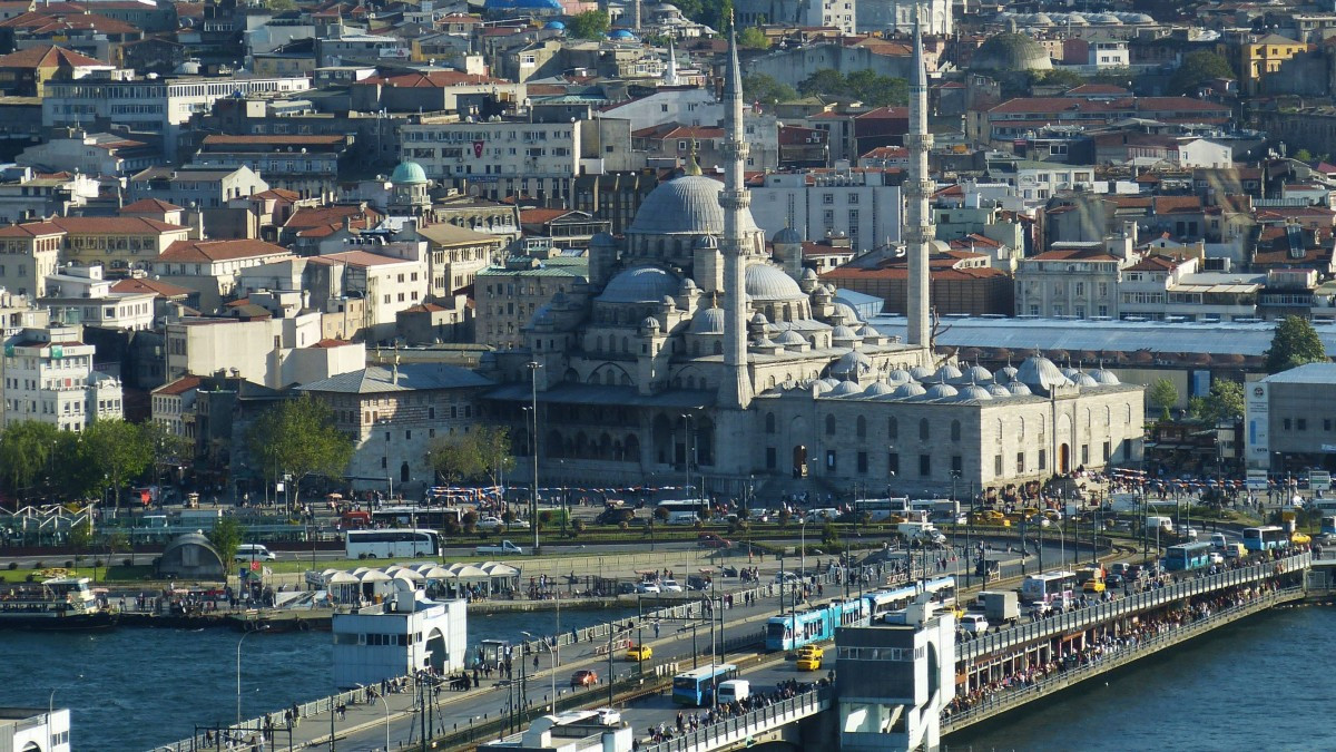 Взрив избухна в центъра на Истанбул, има убити и ранени (обновена)