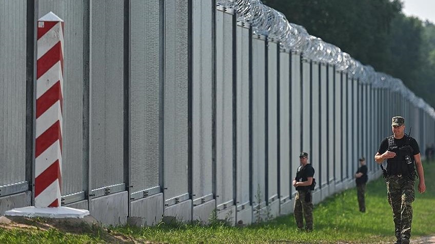 Полша издига ограда по границата с Русия