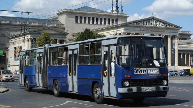 Будапеща се сбогува с емблематичния автобус Ikarus