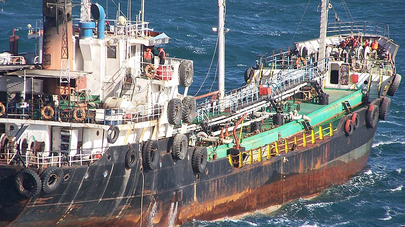 Правителството разреши закупуването, вноса и трансфера на суров нефт, превозван по море