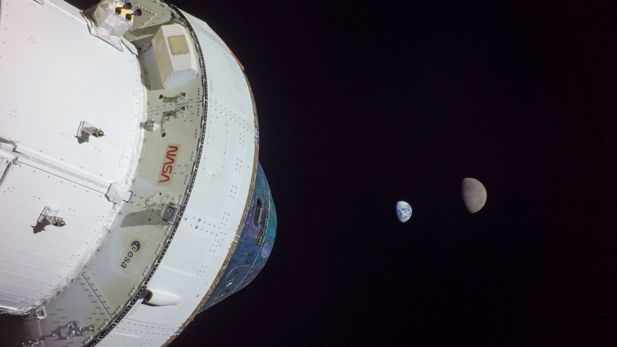 Космическият кораб "Орион" повторно обиколи Луната и се насочи към Земята