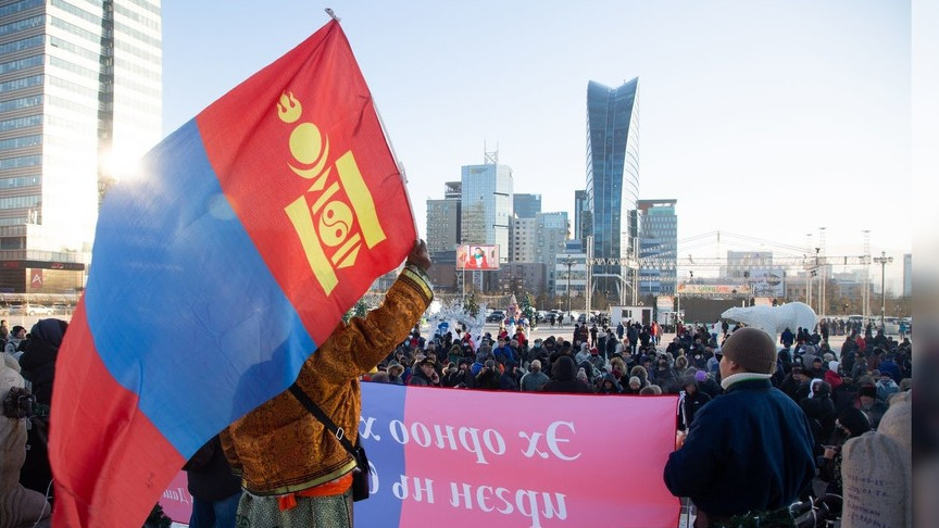 Протестиращи в Монголия щурмуват Правителствената палата в Улан Батор