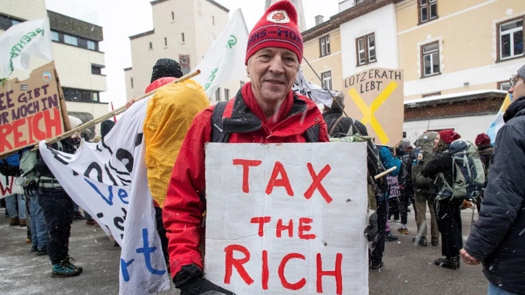 Климатичен данък за свръхбогатите искат протестиращи в Швейцария