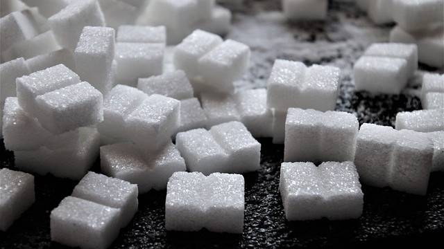 „Данъкът върху захарта“  спасява хиляди британски момичета от затлъстяване