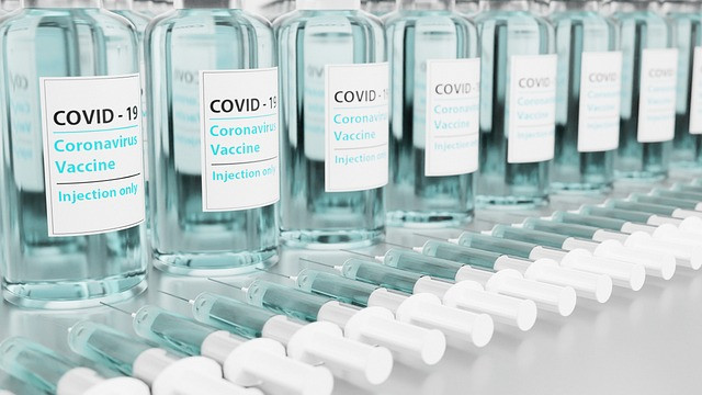 Johnson & Johnson намалява производството на ваксини срещу COVID-19