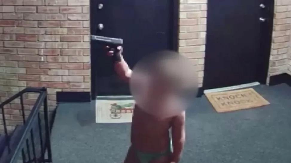 Арестуваха американец, допуснал детето му да си играе с пистолет