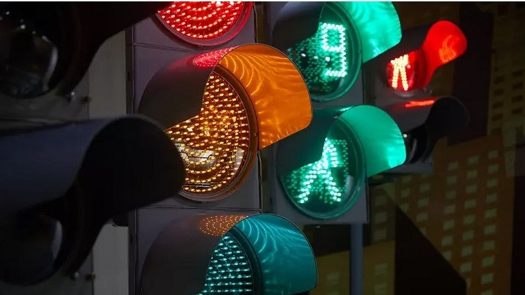 В светофарите могат да добавят четвърти светлинен сигнал за безпилотни автомобили