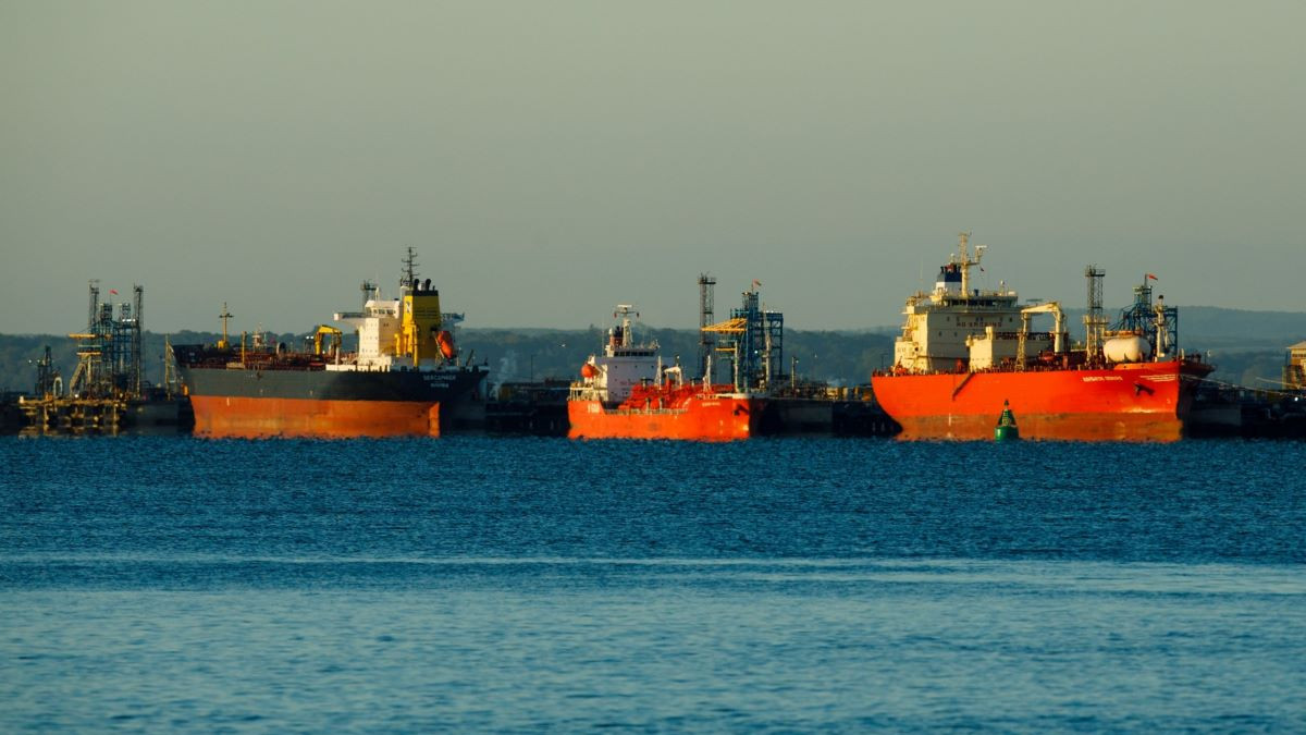 Bloomberg: Руски петрол се претоварва в международни води