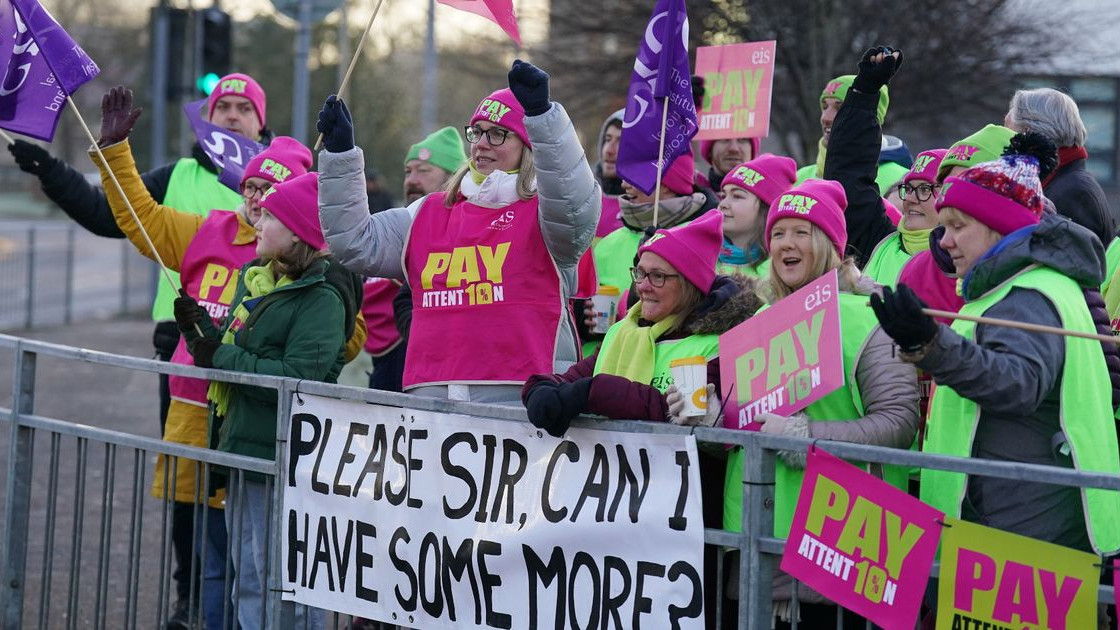 Учителите във Великобритания стачкуват срещу ниското заплащане