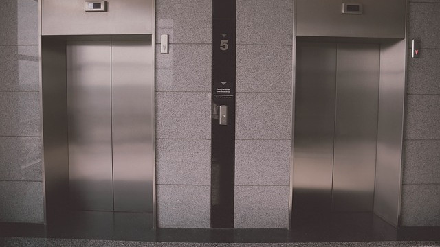 140 човека заседнаха едновременно в асансьори в Хонконг