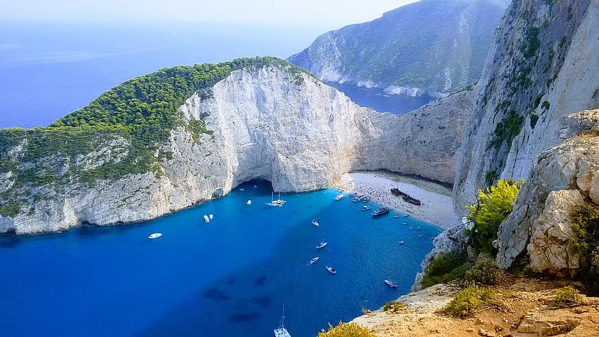Българските туристи могат да се откажат от пакетните почивки на затворения плаж Навагио