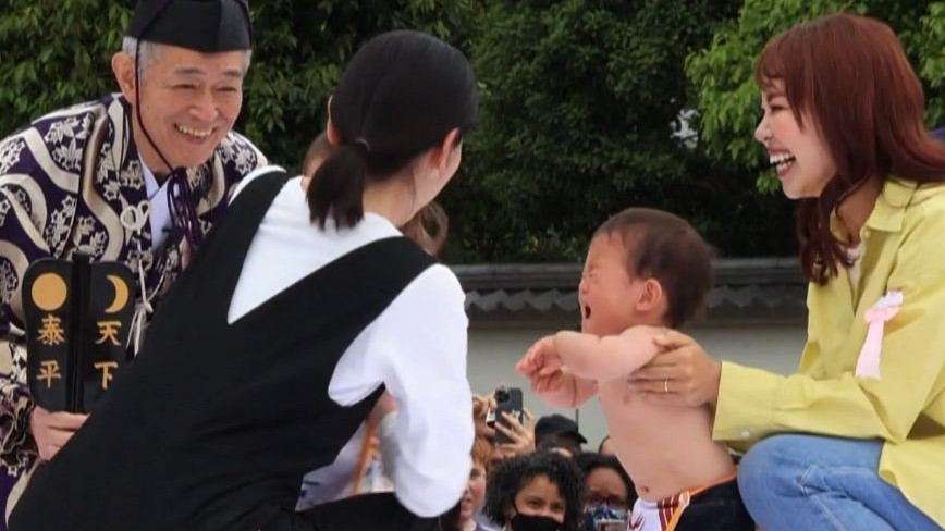 Колкото по-силно, толкова по-добре: в цяла Япония плачат бебета
