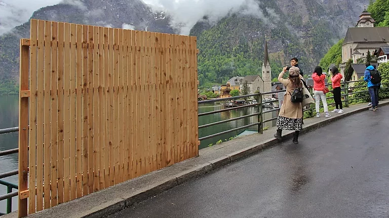 Австрийски град скри пейзажа си, за да се спаси от любители на селфита