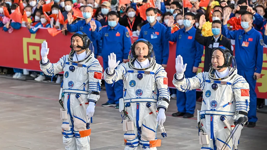 Първият цивилен китайски астронавт се включи в мисията Шънджоу-16
