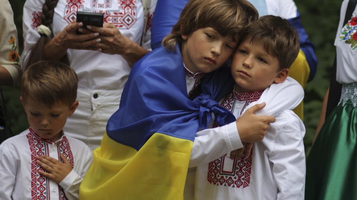 Русия не отнема украинското гражданство на депортираните деца, а го „допълва” с руско