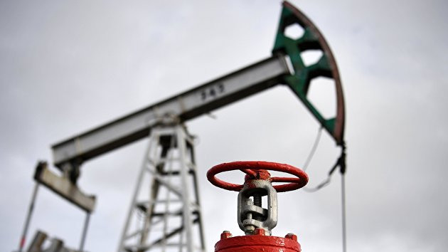 Цените на петрола падат с около процент