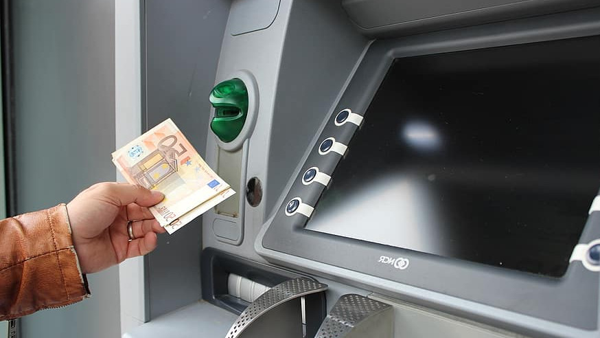 По-малко банкомати - повече трудности за потребителите през отпускарския сезон