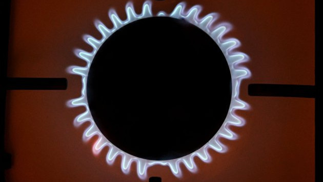 Лек спад на цените на природния газ и петрола в началото на седмицата