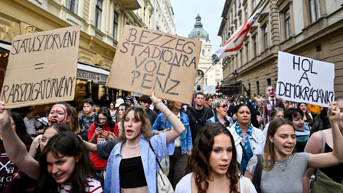 Унгарските учители загубиха статута си на държавни служители