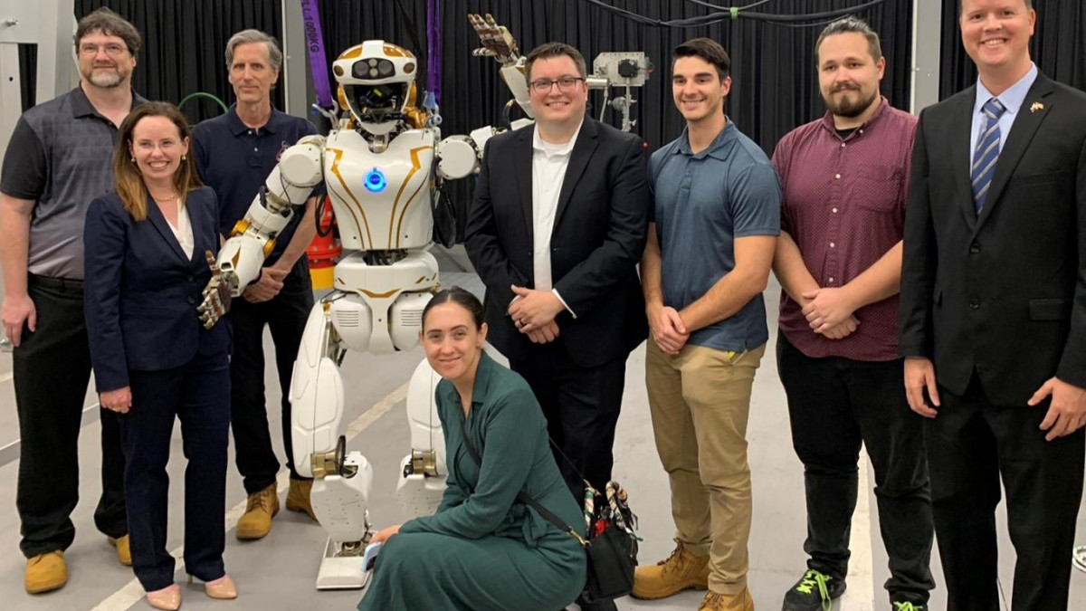 Първият хуманоиден робот на NASA тренира в Австралия