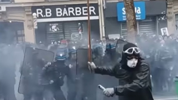 Протестиращите във Франция започнаха да атакуват и къщите на чиновниците