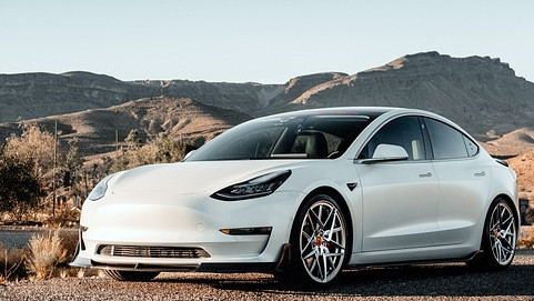 Tesla изтегля около 16 000 електромобили заради проблеми с предпазните колани