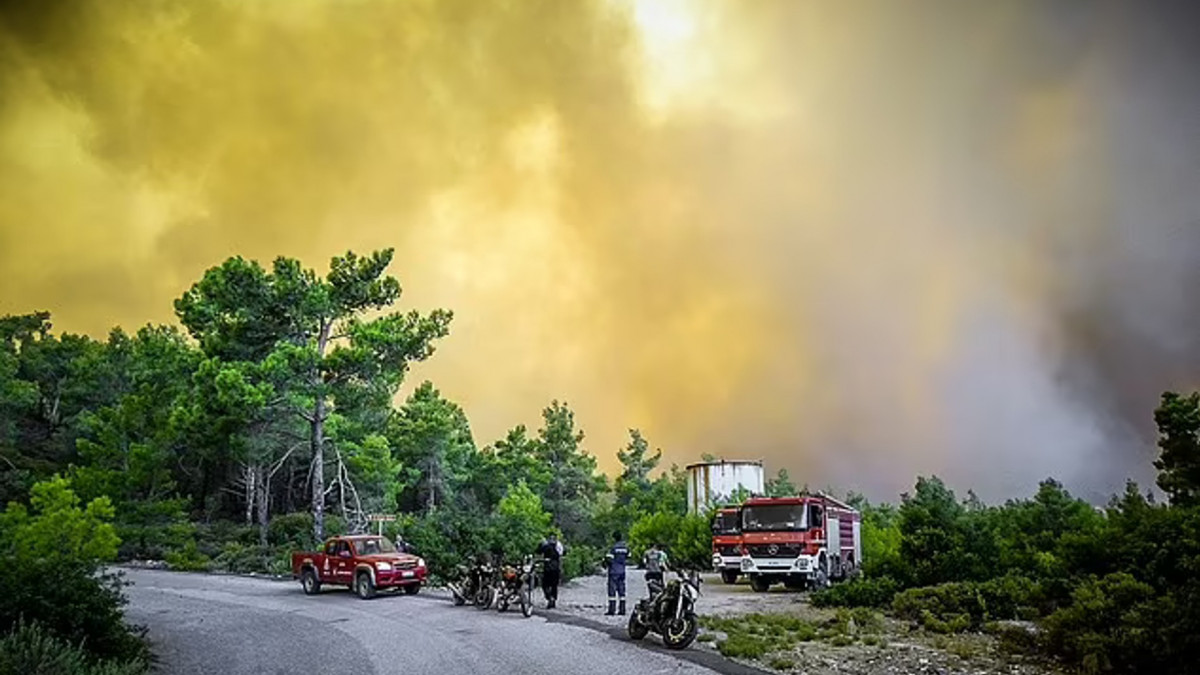 Родос се превърна в ад за туристите заради невиждани в историята му пожари (обзор)