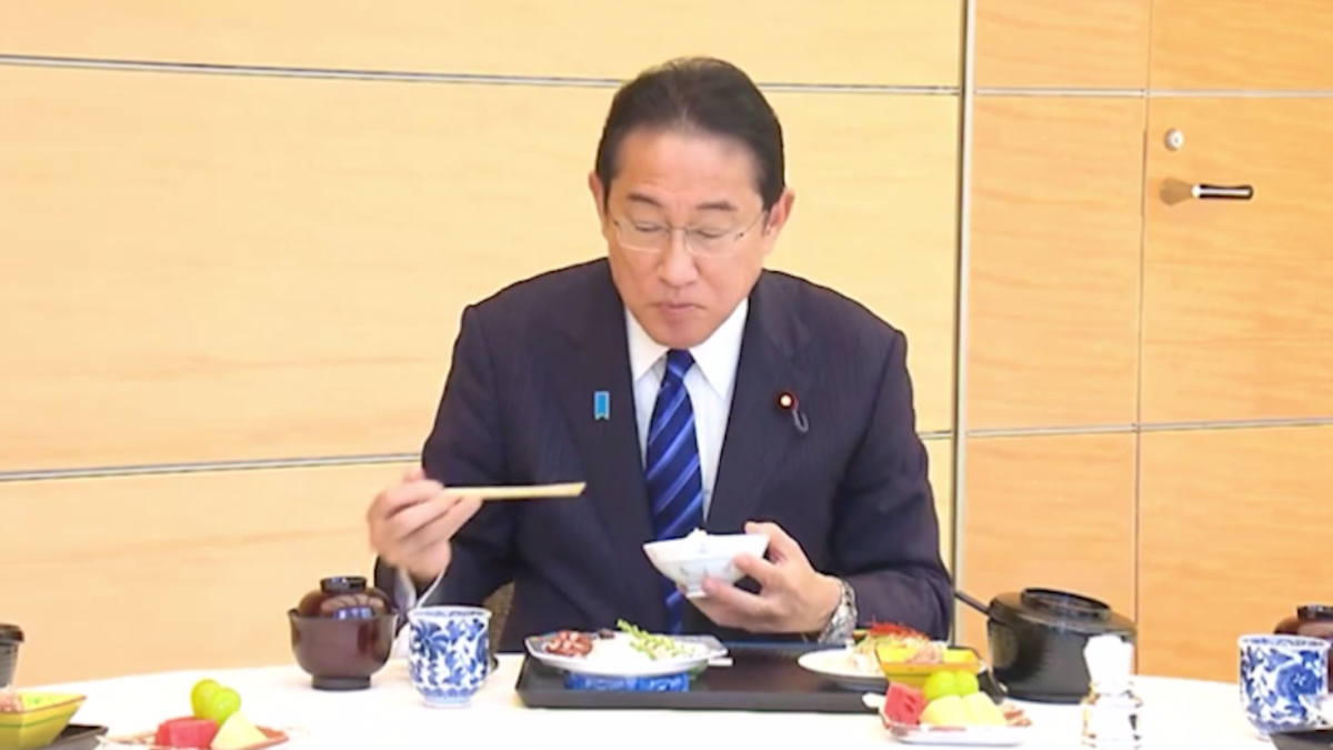 Японският премиер и трима негови министри хапнаха пред камера сурова риба от Фукушима